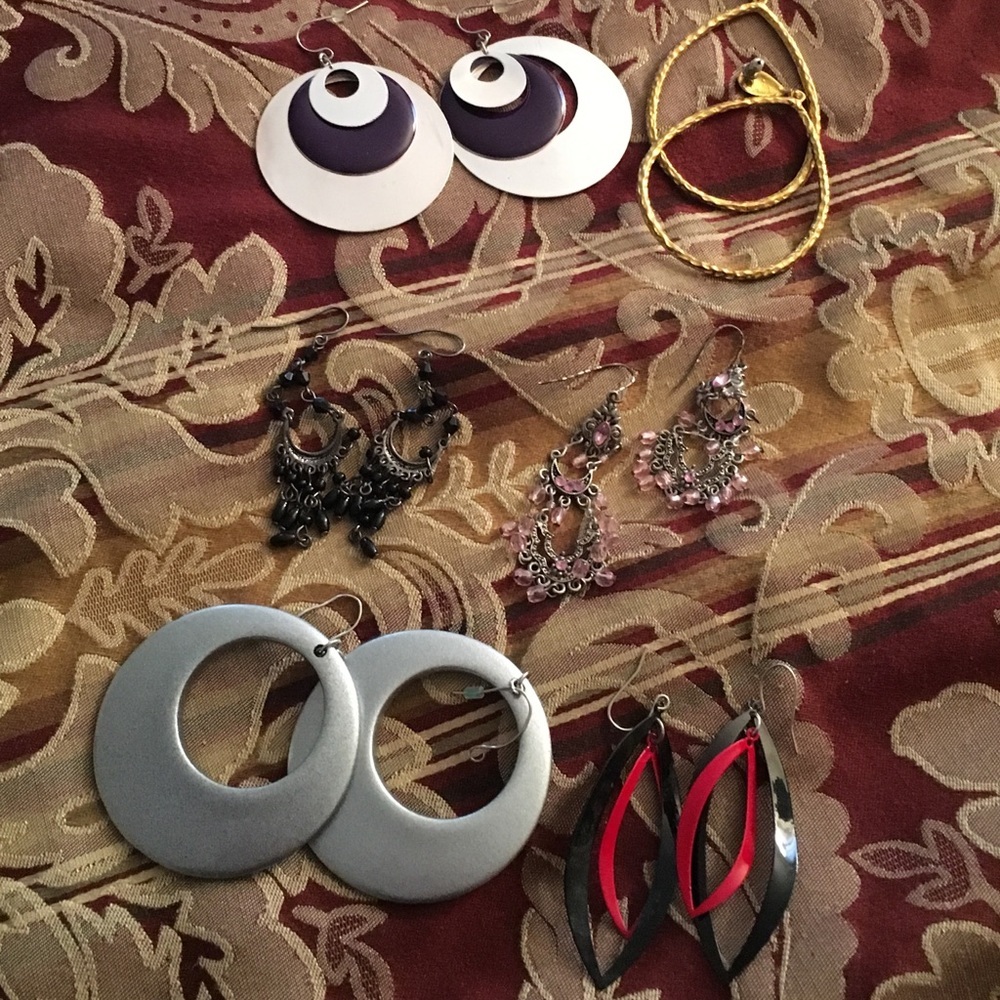 Bundle of 6 pairs of earrings.